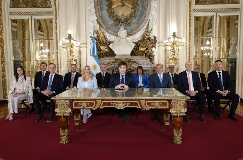  Motosierra en el gabinete: en lo que va de su gestión, Milei eyectó a dos funcionarios de alto rango por semana