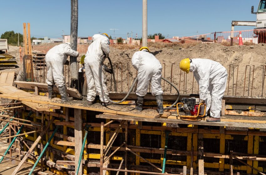  Continúa la obra del puente peatonal del barrio La Cantera de Km. 8