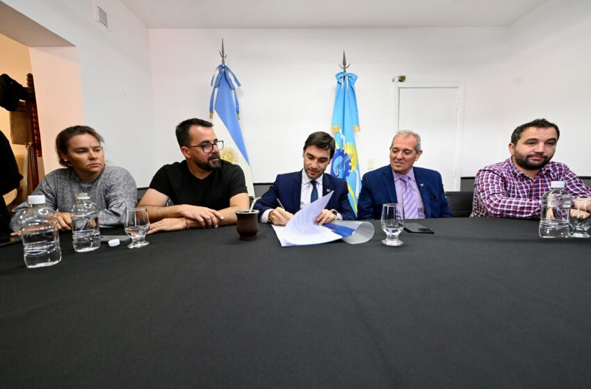 Torres firmó importantes acuerdos para el fortalecimiento del sector productivo, industrial y educativo de la ciudad de Esquel