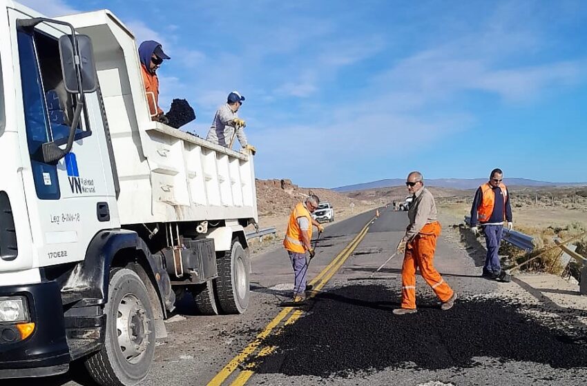  VIALIDAD NACIONAL REALIZA TRABAJOS DE BACHEO EN LA RUTA 25, ENTRE LAS PLUMAS Y LOS ALTARES