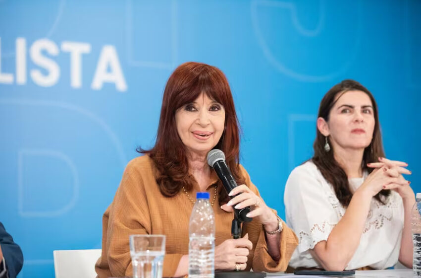 Cristina Kirchner volvió contra Milei por el acuerdo con el FMI, acusó a Caputo de “cachivache” y a Adorni de “balbucear”