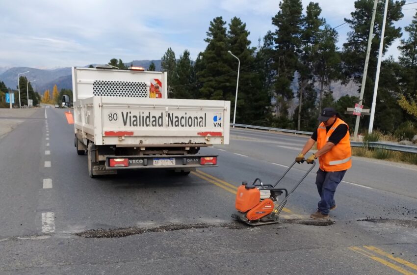  VIALIDAD NACIONAL REALIZA TRABAJOS DE BACHEO EN RN40, ENTRE EL HOYO Y LAGO PUELO