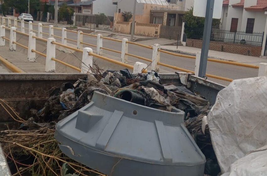  “La gente no toma conciencia y sigue arrojando residuos a los pluviales”