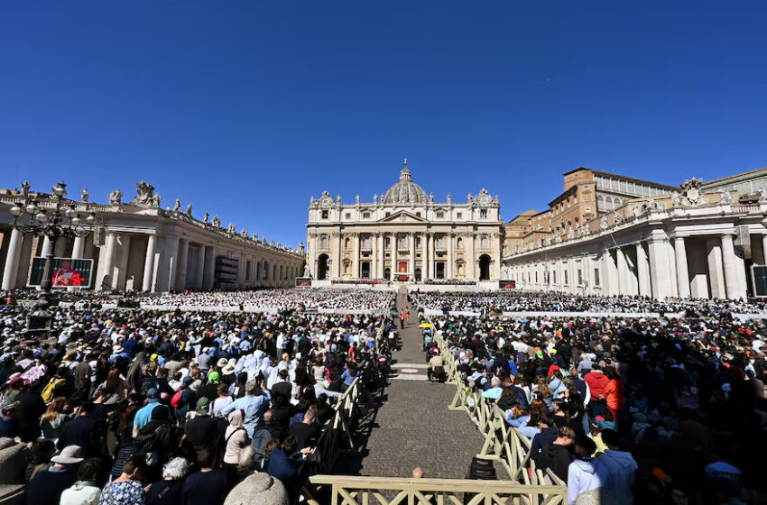  Conmovedora homilía para despedir a Francisco: “Fue un Papa entre la gente con el corazón abierto a todos”
