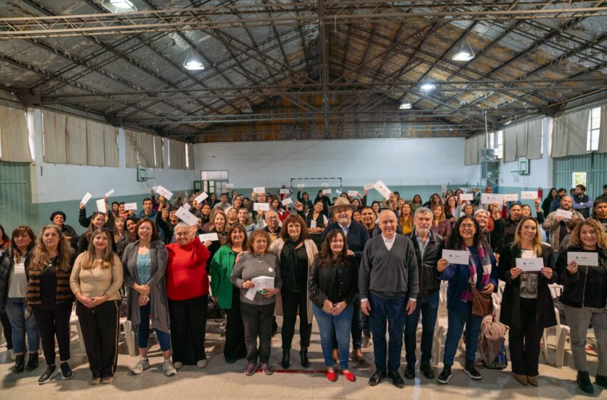  Othar encabezó la entrega de los aportes FAEM para 76 escuelas de Comodoro