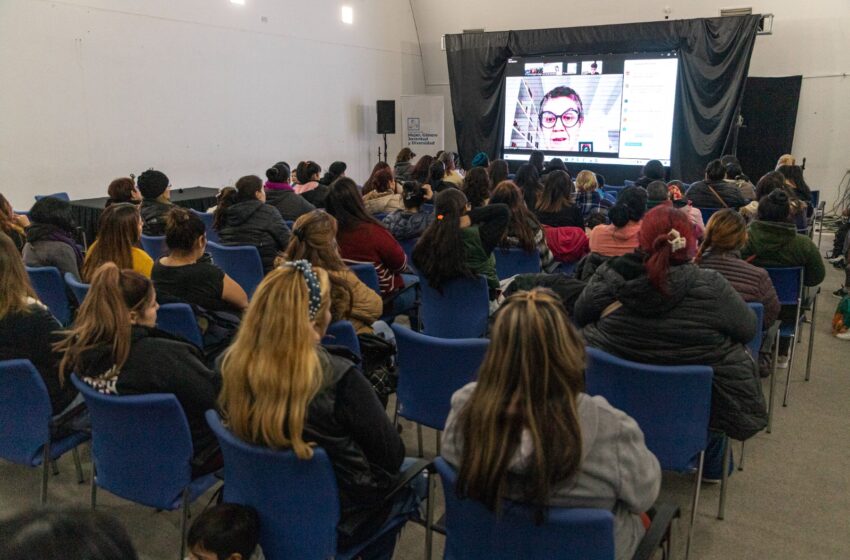 Más de 100 mujeres de Comodoro participaron de un taller sobre fortalecimiento integral de la salud
