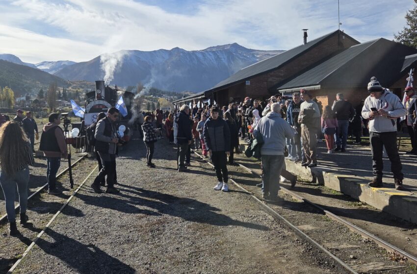  Con un colorido acto y una salida llena de pasajeros “La Trochita” celebró el 80° aniversario de su llegada a Esquel