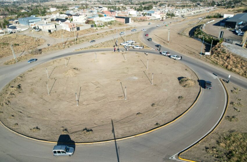 Se instalaron luminarias en las rotondas de acceso sur del camino Roque González