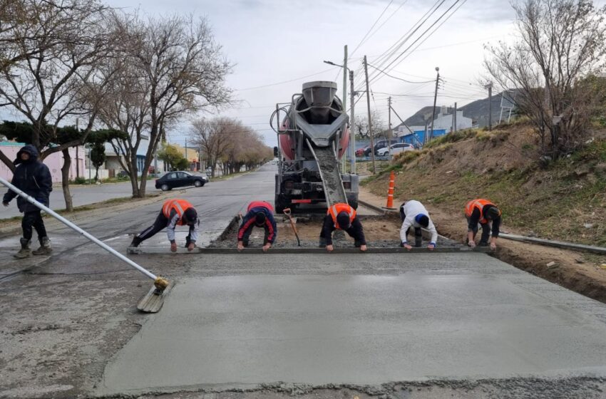 Prosigue el plan de reparación y mantenimiento de calzada en diferentes barrios de Comodoro