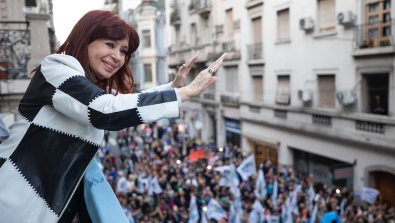 Cristina condenada: ¿“Prisión domiciliaria o nueva casa de gobierno”? La detenida más libre de la Argentina. La Plaza que no fue