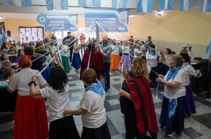  Adultos mayores de zona norte celebraron el 9 de Julio