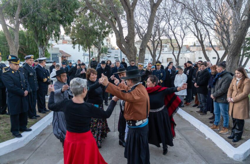 Othar encabezó el izamiento de la bandera y el acto militar por el Día de la Independencia