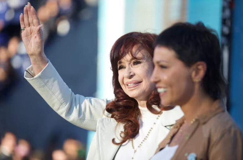  Cristina Kirchner se metió en la campaña para respaldar a Mayra Mendoza con un llamado por teléfono
