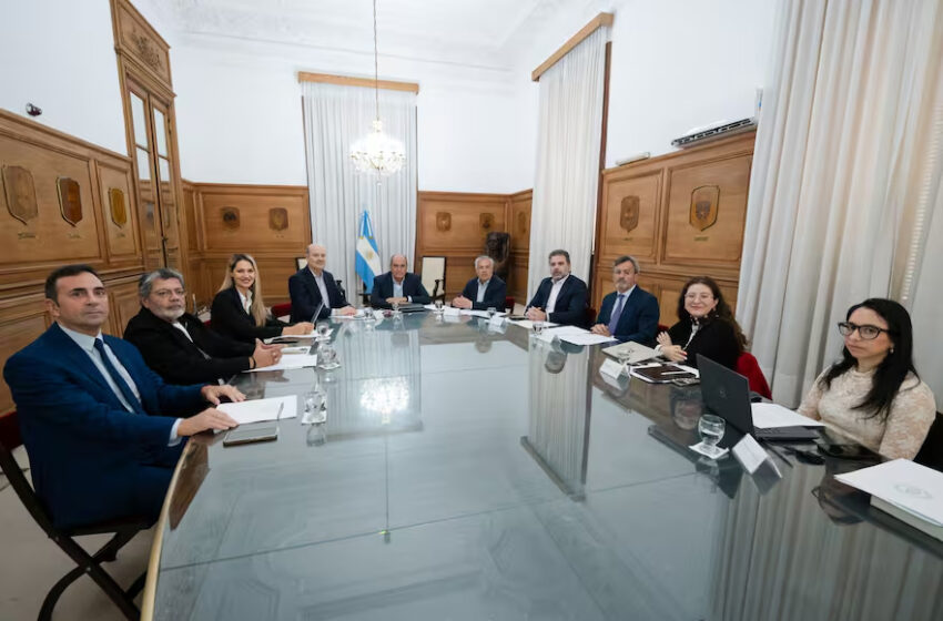  En la Casa Rosada, el Consejo de Mayo empezó a tratar finalmente la reforma laboral junto a la UIA y la CGT