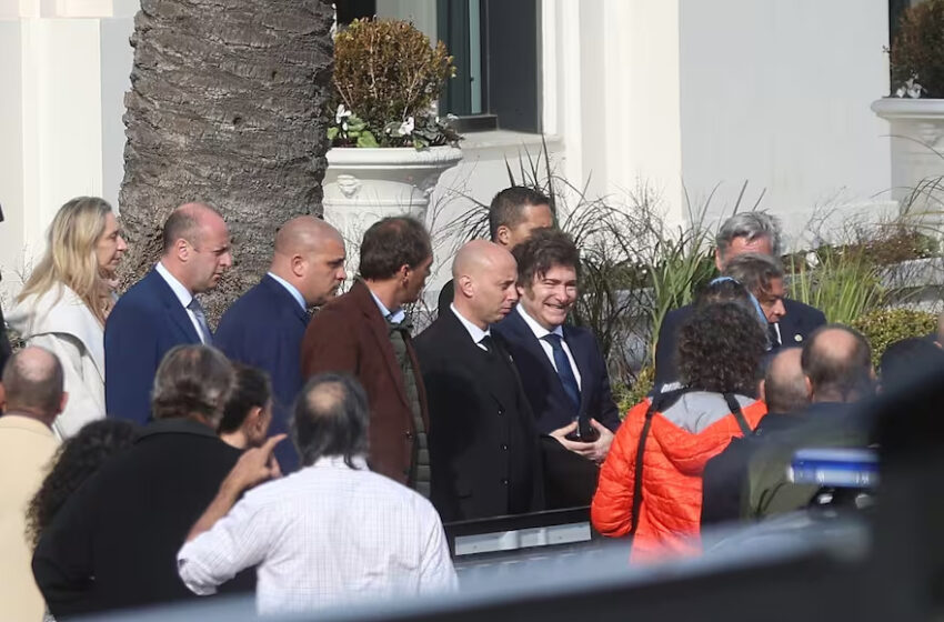  “Les voy a sacudir con todo”. Milei en la Rural: un latte, la llamativa carpeta azul y la frase que conmocionó a los dirigentes