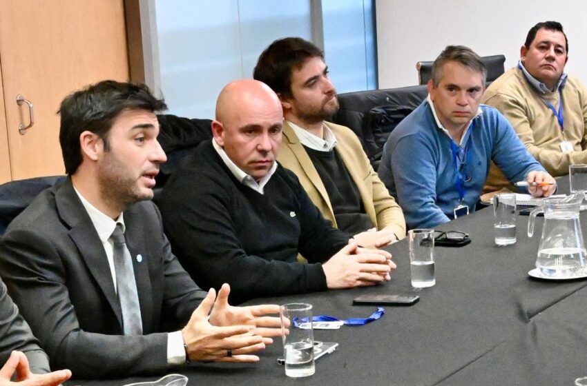  Torres y Sastre celebraron el acuerdo que destrabó el conflicto pesquero y dará inicio la temporada de pesca en aguas nacionales