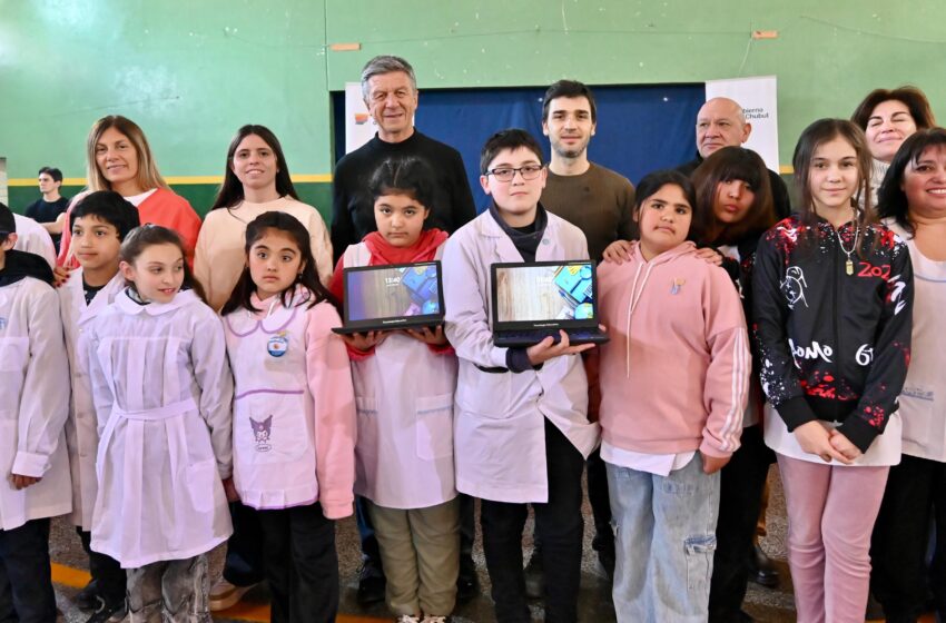  Conectividad y tecnología al servicio de la educación: Torres entregó importante equipamiento informático a escuelas de la Meseta