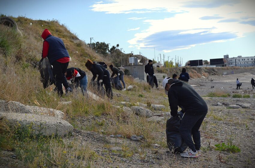  Más de 50 adolescentes y jóvenes participaron de una jornada de limpieza en las playas de Km3