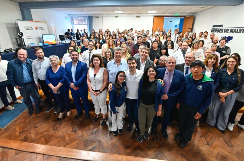 Torres encabezó entrega de equipamiento tecnológico a 14 instituciones educativas de la provincia