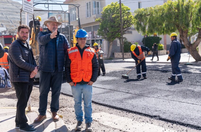Othar supervisó los trabajos de reparación de calzada en barrio Centro