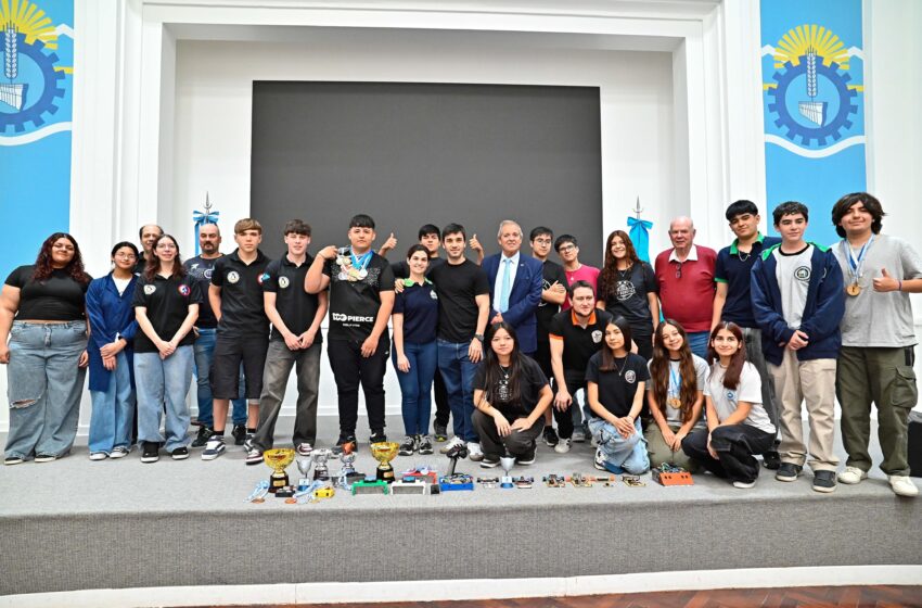  El Gobernador recibió a estudiantes chubutenses que se destacaron en la Final Nacional de la Liga de Robótica