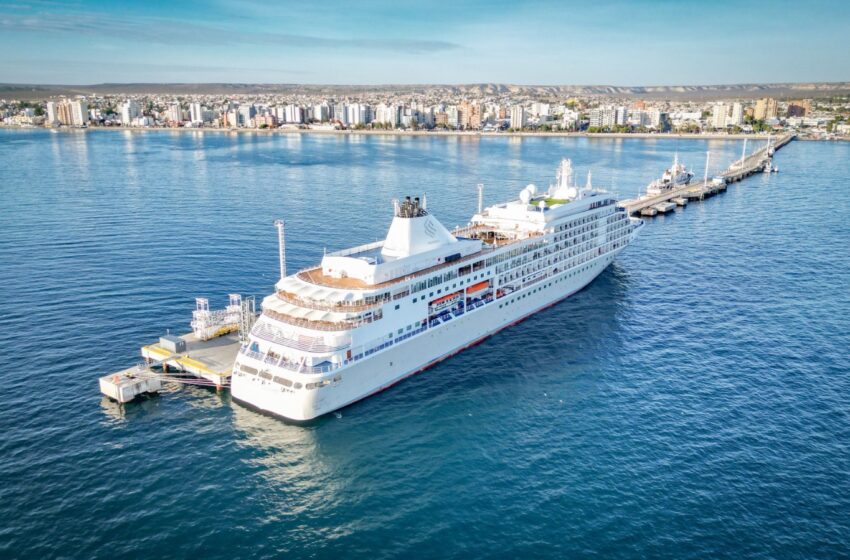  El crucero Silver Whisper arribó a Chubut en su primera visita de la temporada