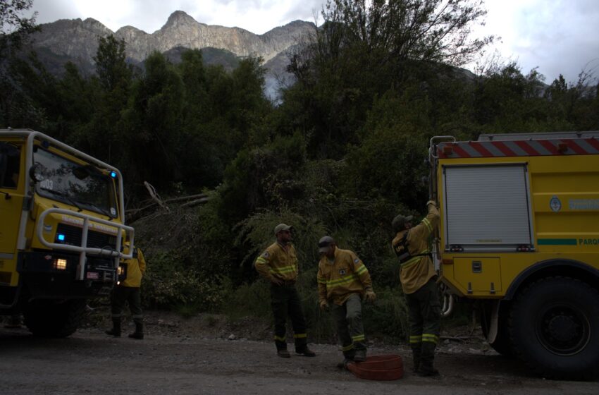  Continúa el amplio despliegue de Provincia y Nación para controlar el incendio en el Parque Los Alerces