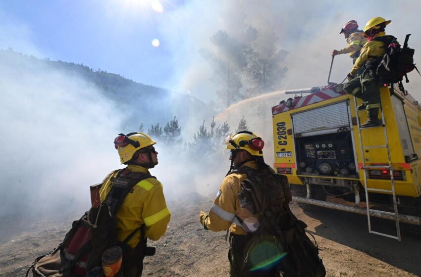 Más de 500 personas y veinte medios aéreos continuán con el combate del incendio en el Parque Nacional Los Alerces