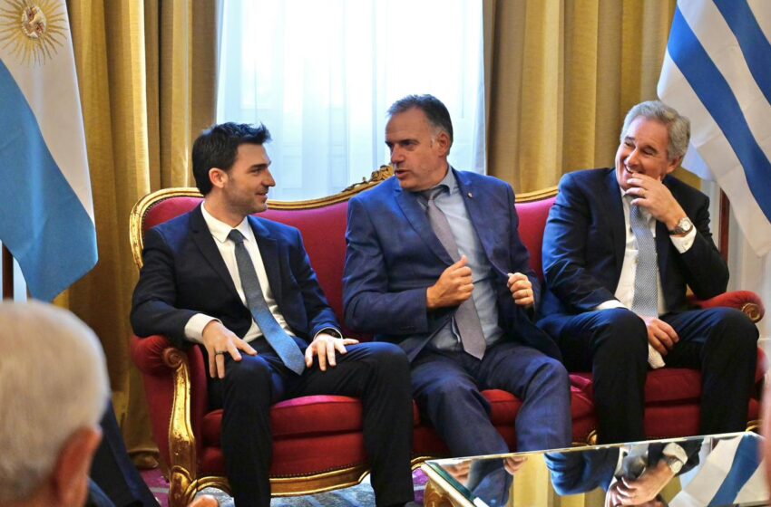  Ante el presidente de Uruguay y el canciller argentino, Torres destacó el potencial productivo y comercial de Chubut