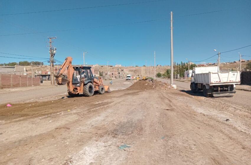  Avanza el plan de mantenimiento vial en calles y caminos de acceso a los barrios de la ciudad