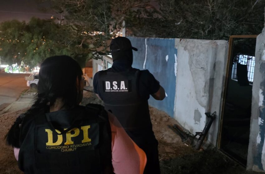  La Policía del Chubut secuestró armas, drogas y un vehículo robado tras 11 allanamientos en Comodoro Rivadavia