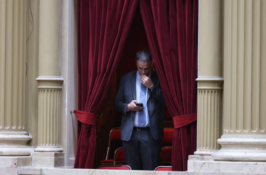  Manuel Adorni se enfrenta al interrogatorio de Diputados con el apoyo de Milei y la militancia libertaria