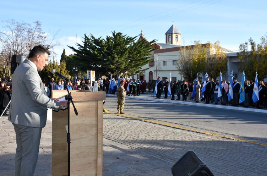  EL INTENDENTE SEBASTIÁN BALOCHI ENCABEZÓ EL ACTO CENTRAL POR EL 25 DE MAYO: “LOS PUEBLOS QUE NO BAJAN LOS BRAZOS SIEMPRE ENCUENTRAN LA MANERA DE PONERSE DE PIE”
