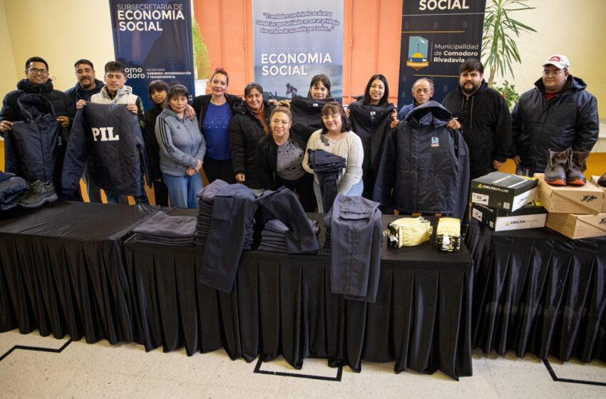  El Municipio entregó indumentaria confeccionada por el Centro de Promoción Laboral a integrantes de cuadrillas