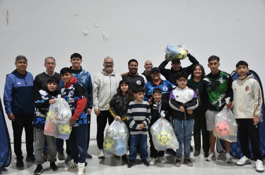  Más de 30 instituciones de los Juegos Comunitarios recibieron materiales deportivos