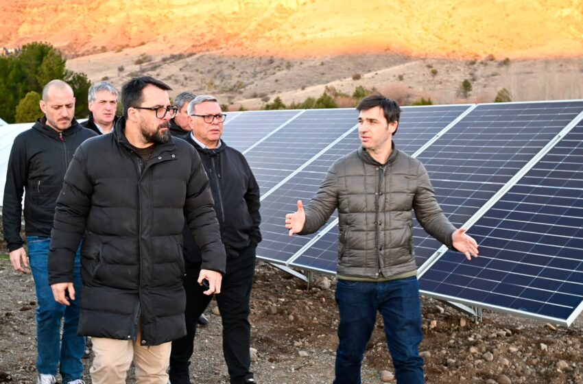  Torres recorrió el nuevo Parque Solar Fotovoltaico de Esquel y destacó el avance de la transición energética en Chubut