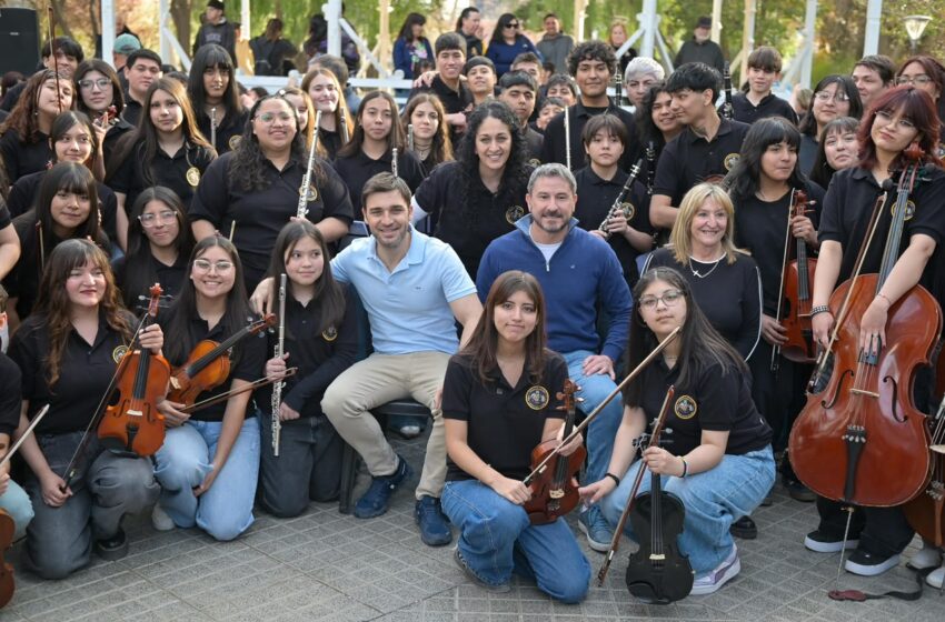  Torres acompañó el último ensayo de la Orquesta del barrio INTA antes de su presentación en el Teatro Colón