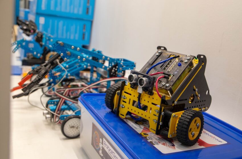  El Municipio entregó equipamiento de robótica a la Escuela 742