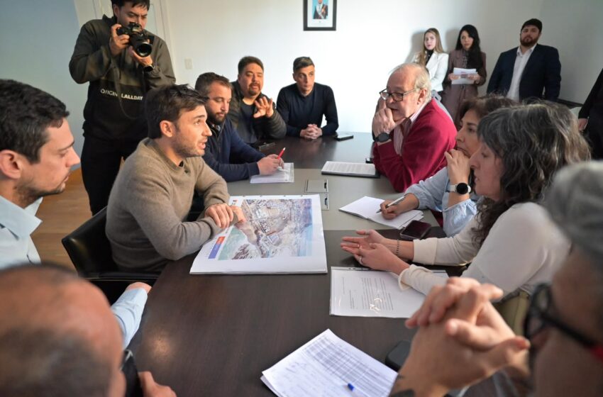  Torres firmó el decreto que destina lotes con servicios a familias damnificadas por el derrumbe del Cerro Hermitte