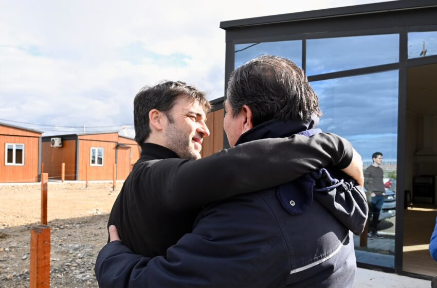  Torres entregó las primeras viviendas a familias afectadas por el derrumbe del Cerro Hermitte