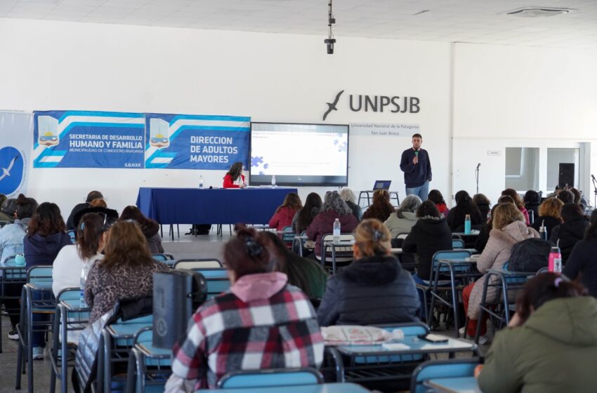  Más de 80 cuidadores domiciliarios se capacitaron en herramientas para favorecer la autonomía de personas con Alzheimer