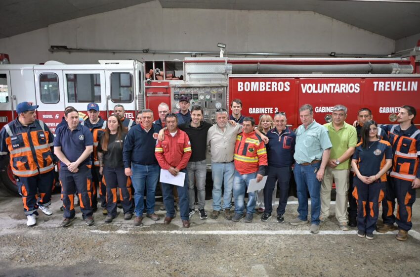  Torres firmó un convenio para incorporar ocho nuevos camiones al sistema de Bomberos Voluntarios del Chubut